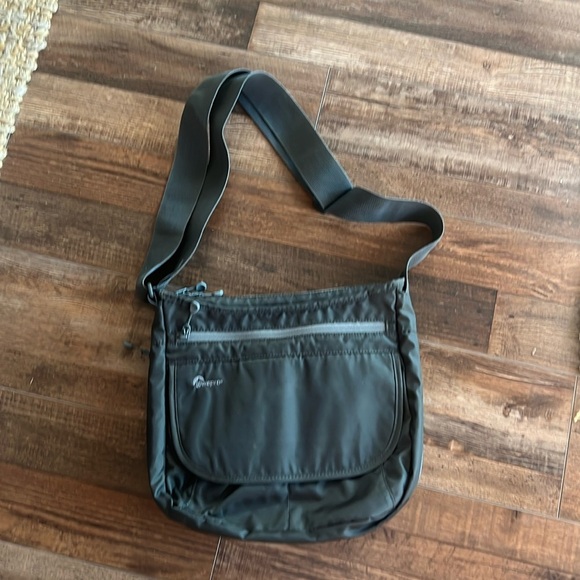 Lowepro StreamLine 250 Camera Shoulder Bag Multi-device Everyday Camera Bag - Picture 2 of 12